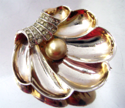 Vintage Boucher Style Clam Shell Dress Clip Pearl Rhinestone Gold Plated  40s - £28.92 GBP