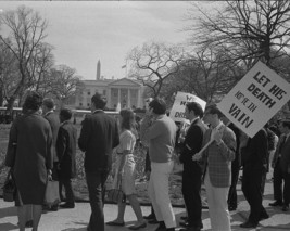 Demonstrators at While House after Martin Luther King Assassination Photo Print - £7.08 GBP+