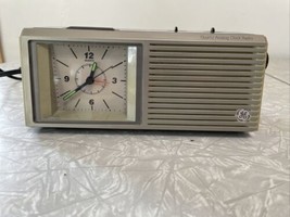 Vtg General Electric AM/FM Quartz Analog Alarm Clock Radio Model 7-4557A. Parts - £11.58 GBP