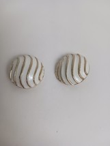 Crown Trifari Statement Gold Tone / White Signed Clip-on Earrings 1&quot; - $253.04 MXN