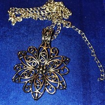 Beautiful vintage floral silvertone necklace - $18.81