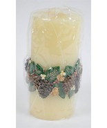 PIER 1 CREAM CHRISTMAS HOLIDAY CANDLE PILLAR PINE CONES HOLLY BERRIES NEW - €10,99 EUR