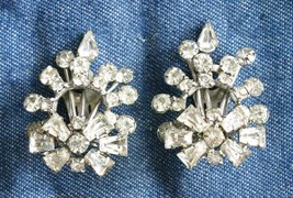 Elegant Prong-set Crystal Rhinestone Silver-tone Clip Earrings 1950s vint 1 3/8&quot; - £11.92 GBP