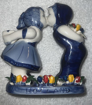 ARUBA Delft Blue Boy &amp; Girl Kissing Porcelain Figurine with  Flowers - £7.61 GBP