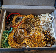 Vth Junk LOT Costume Jewelry W/ box Gold tone Necklaces Bangles Chains Craft - £11.75 GBP