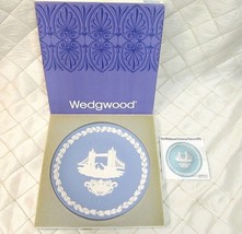 Wedgwood Blue Jasperware Christmas Plate 1975 Tower Bridge Original Box MINT - $29.02