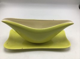 Red Wing Pottery Gravy Sauce Boat Yellow Concord Shape USA Attached Underplate  - £23.49 GBP