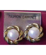 Vintage Jewelry Lot of 2 Retro 1970s Clip-on Earrings 1 PearlGreen 1 Whi... - £12.54 GBP