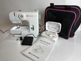 Singer M1000 Mending Sewing Machine W/ Instruction Book &amp; Original Bag *... - £52.00 GBP