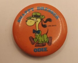 1978 Odie Garfield Dog Cat Cartoon Snappy Dresser Vintage Button Pin Pinback - £19.27 GBP