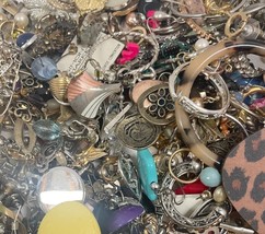 4.7 Pounds Vintage to Modern Single Earrings Craft Art Lot - $2,494.65 MXN