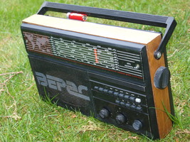 An item in the Collectibles category: VINTAGE SOVIET USSR VERAS 225 RADIO 8 BAND 2AM/LW/UKW/5SW WORLD RECEIVER