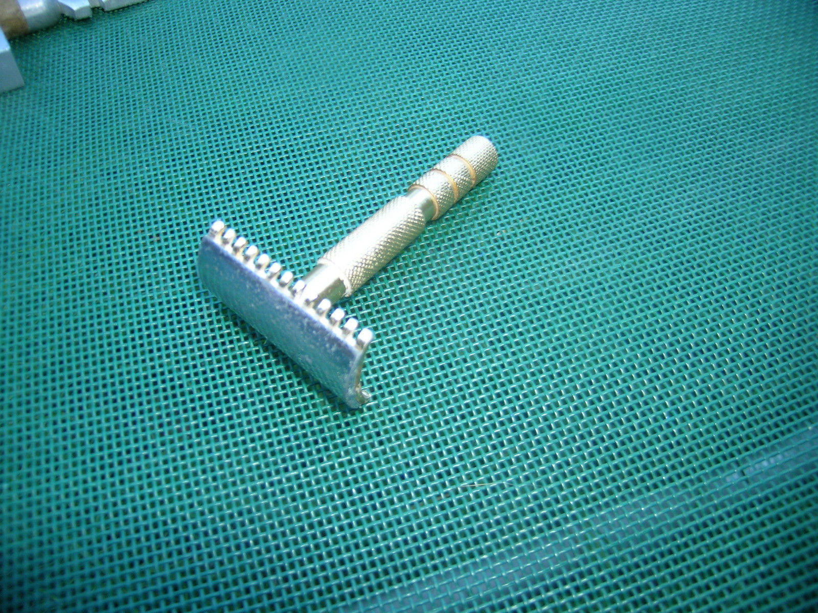 VINTAGE SOVIET USSR RUSSIAN SAFETY RAZOR No.68 - $12.85