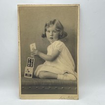 Nero e Bianco &amp; Nero Fotografia Giovane Girl Playing Gran Bretagna - £36.83 GBP