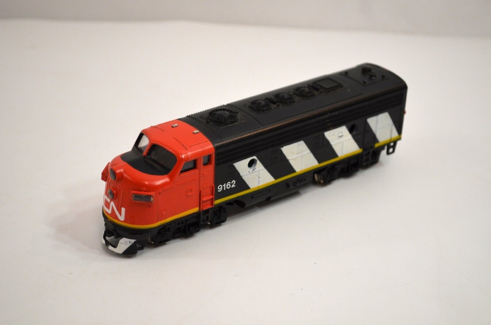 Bachmann F9 Locomotive CN Rail #9162 HO Gauge Model Train Red Black White - $53.20