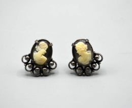 Cameo on Black Clip On Earrings Unmarked 1&quot; Length Jewelry Vintage Portrait - £19.18 GBP