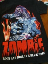 Rob Zombie - 2013 Rock E Ruolo IN un Nero Foro T-Shirt ~ Mai Indossato ~ Piccolo - $15.83