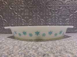 Pyrex Snowflake 1 1/2qt Oval Divided Serving Dish Turquoise on White - £14.09 GBP