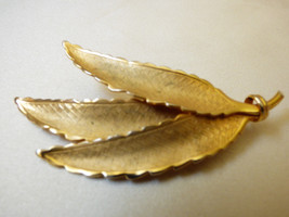 Giovanni Signed gold tone metal Feather Leaf pin brooch - £23.07 GBP