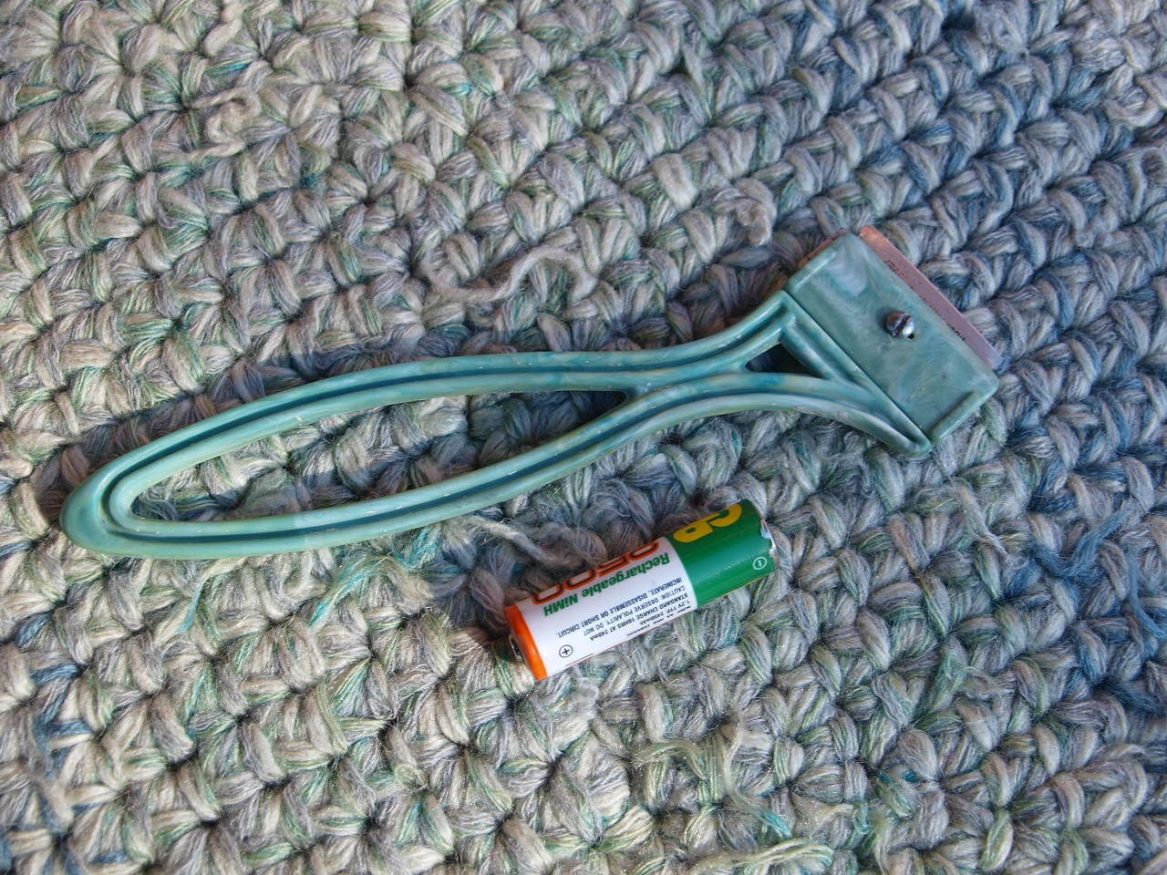 ANTIQUE SOVIET USSR RUSSIAN  RAZOR BLADE HOLDER ABOUT 1960 - $14.83