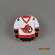 Ottawa Senators (NHL) Pin - Home Team Jersey (White) - Stamped Pin - €13,11 EUR