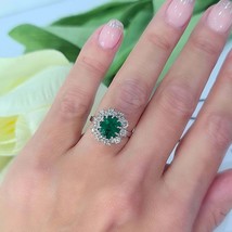 14K Oro Blanco Chapado 2.50Ct Ovalado Imitación Verde Emerald Diamante Halo Ring - £77.54 GBP