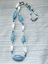 Estate Fresh Blue &amp; White Plastic Bead Beach Ware Necklace – 16 inches long x ju - £8.30 GBP
