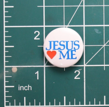 Vtg Jesus Loves Me by Cross 1in Novelty Pinback Button Christianity - £3.88 GBP