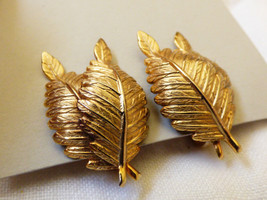 Giovanni Gold Tone Metal Fern Leaves clip on signed  earrings - £16.37 GBP