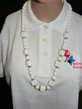 Vintage Necklace White Molded Beads Goldtone Disk 15-n - $368.72 MXN