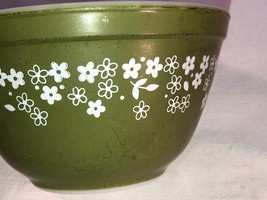 Avocado &#39;Crazy Daisy Pyrex Depression Glass Mixing Bowl 401 1.5 Pint Cor... - $14.99