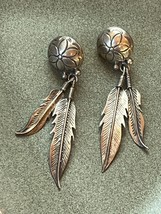 Sterling Silver Marked Round Dome w Etched Flower &amp; Two Feather Dangle Southwest - £30.48 GBP