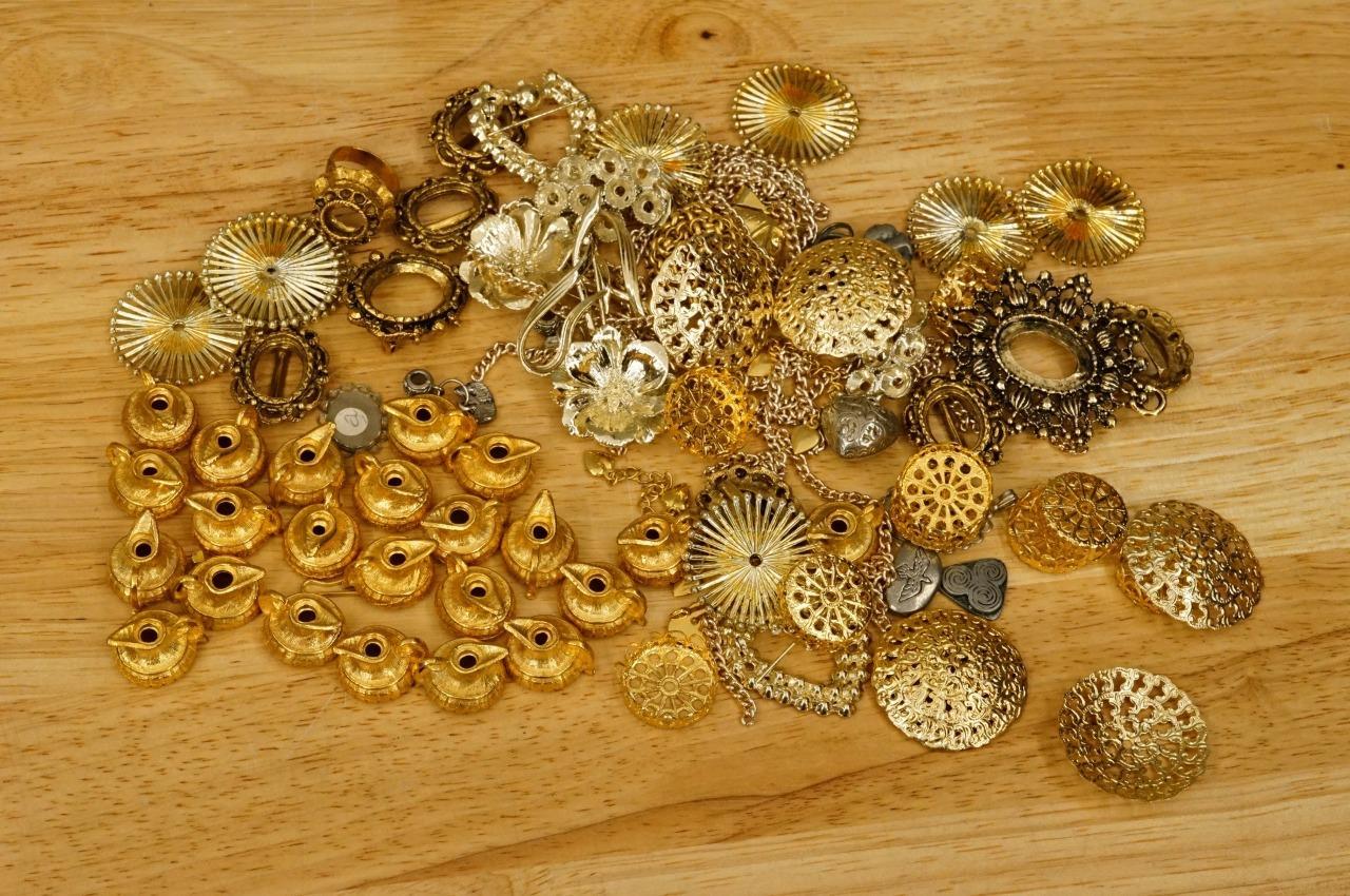 Vintage Jewelry Supply Dealer Artist Craft Lot Metal Findings Bezel Settings - $28.70