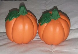 Hallmark Cards Fall Pumpkin Salt And Pepper Shakers Plastic - $173.55 MXN