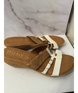 Italy Shoesmakers Beige And White Sandals  - $282.25 MXN