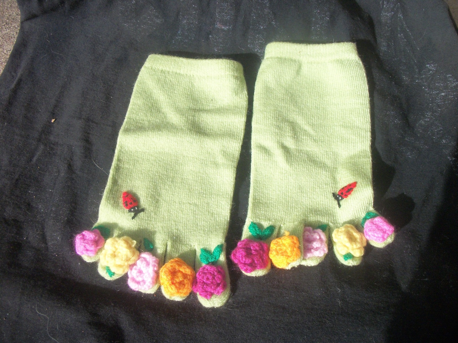Socks women&#39;s toe socks green with flowers 9-11 nwot - $10.00