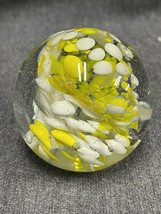 HAND BLOWN ART GLASS PAPERWEIGHT YELLOW WHITE CONTROLLED BUBBLES 2-1/2&quot; ... - £11.79 GBP