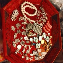 Vintage lot of miscellaneous jewelry, charms, pendant, crafting jewelry - £30.29 GBP