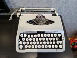 Vintage 1960&#39;s SCM Smith-Corona Zephyr Deluxe Portable Typewriter &amp; Cover. - £96.90 GBP