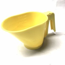 Vintage Yellow RUBBERMAID Measuring Cup Strainer Mcm Squeeze Handle #2748 - £8.88 GBP