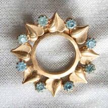 Elegant Prong-set Ice Blue Rhinestone Gold-tone Heart Circle Brooch 1950s vint. - £9.91 GBP