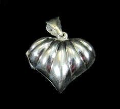 Handcrafted Solid 925 Sterling Silver Puffed Scalloped Clamshell Photo Locket - £20.85 GBP