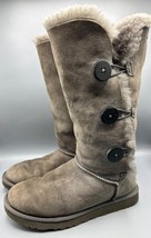 UGG Womens 9 Grey Suede Boots Shearling Bailey Button Triplet Winter - $571.40 MXN