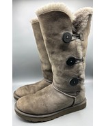 UGG Womens 9 Grey Suede Boots Shearling Bailey Button Triplet Winter - $571.40 MXN
