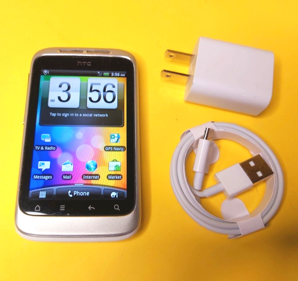 UNLOCKED WHITE HTC WILDFIRE S CELL PHONE CELLULAR TELUS FIDO BELL CHATR ... - $45.00