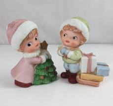 Homco Set Of 2 Boy With Sleigh Of Presents &amp; Girl With Tree Figurines #5556 - $230.29 MXN