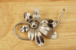 Vintage Costume Jewelry Silver Tone Metal Flower Wrapped Stem Brooch Pin - £16.58 GBP