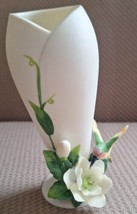 Vtg 6.5&quot; Pottery 3D WH Magnolia Flower Greenery HummingBird Cream BudVase W/Base - £16.46 GBP