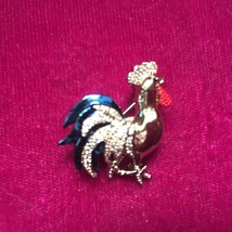 Vintage Jewelry Enamel Rooster Brooch Pin Chicken Gold Tone Multi Colored 1&quot; - £9.03 GBP