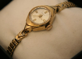 Gold Ladies&#39; Vintage 1940&#39;s retro 17J Swiss Benrus oyster dial dress wristwatch - £39.87 GBP